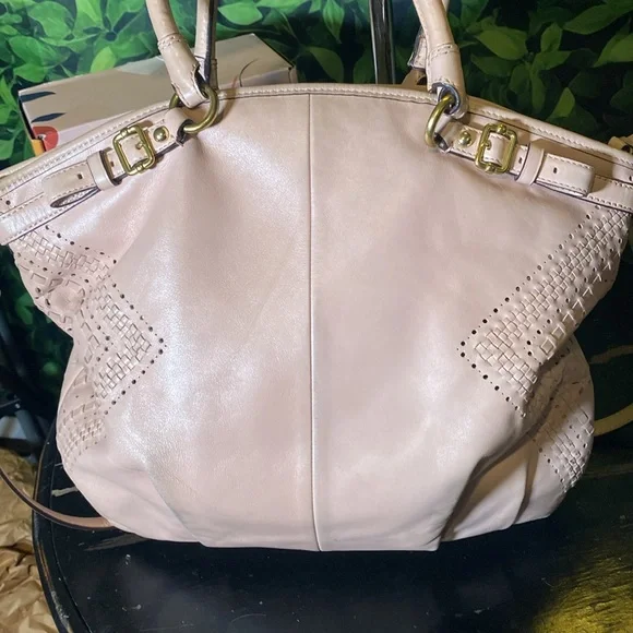 Coach blush pink shoulder bag. This bag is fire!! Pink and brass ❤️🔥 - Picture 4 of 16